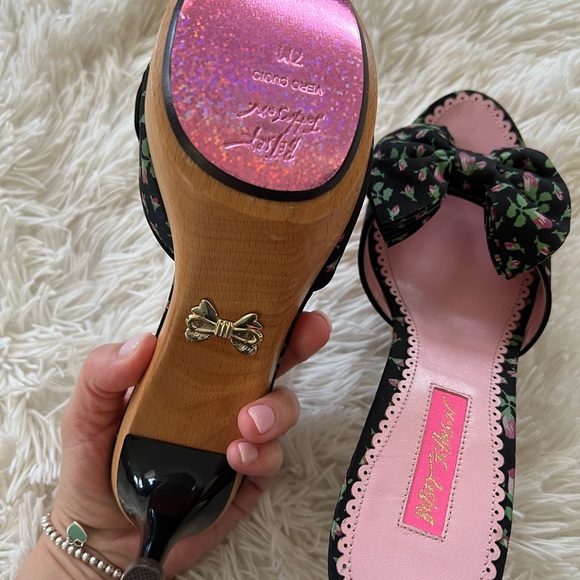 Betsey Johnson wooden Kitten Heels - Picture 4 of 11